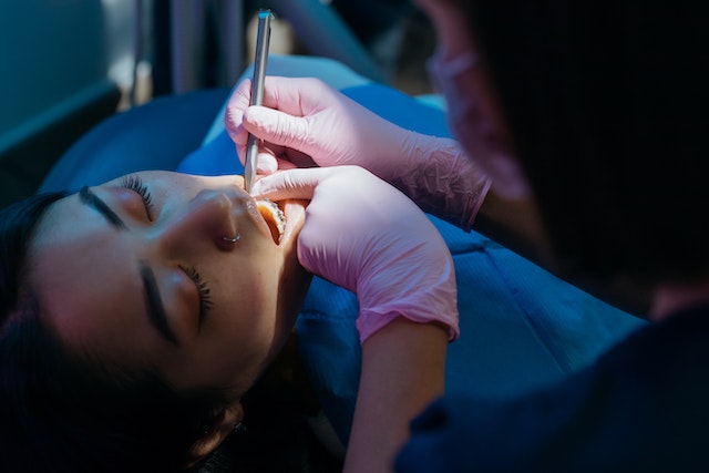 Jak wygląda zabieg wszczepienia implantu zębowego?