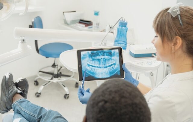 Proteza na implantach czy most porcelanowy – Co wybrać?