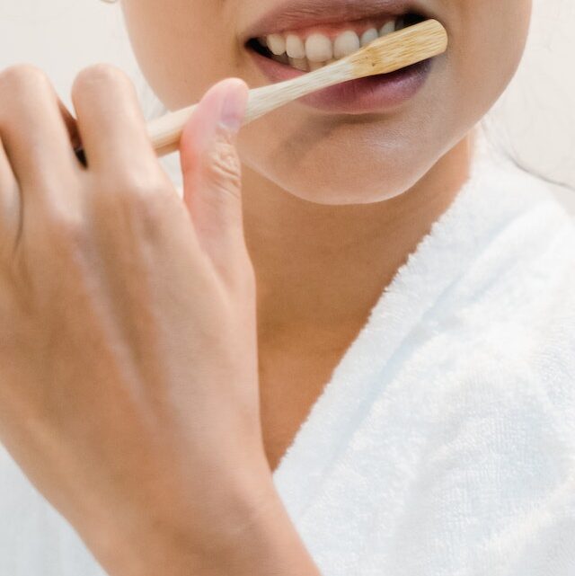 Jaki jest odpowiedni sposób szczotkowania zębów?