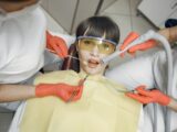 nowoczesne protezy zębowe całkowite