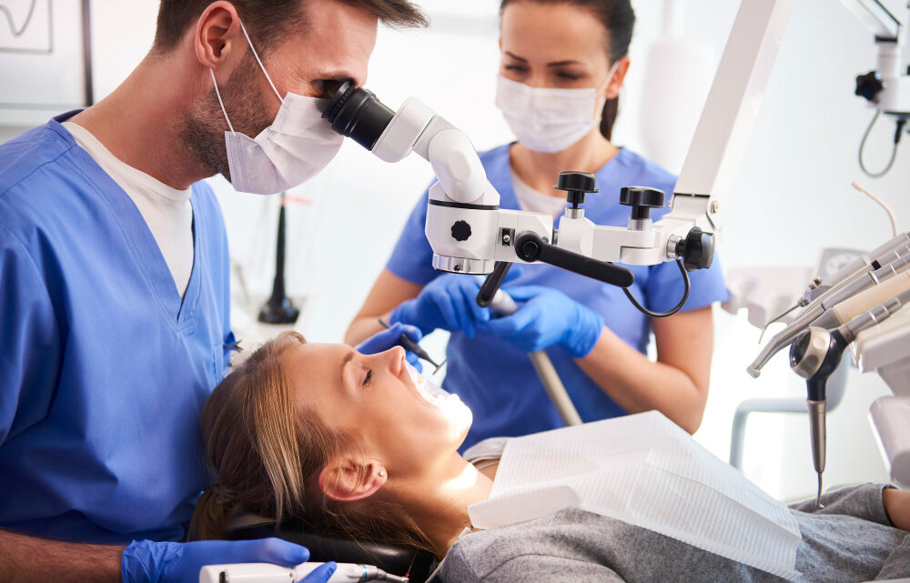Leczenie kanałowe pod mikroskopem: Precyzja w dbaniu o zdrowe zęby