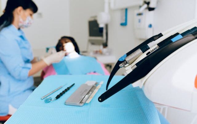 Jak przygotować się do zabiegu wszczepienia implantów zębowych – porady dla pacjentów