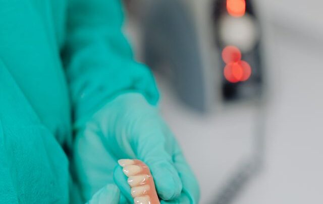 Czy każdy może mieć protezę całkowitą na implantach?