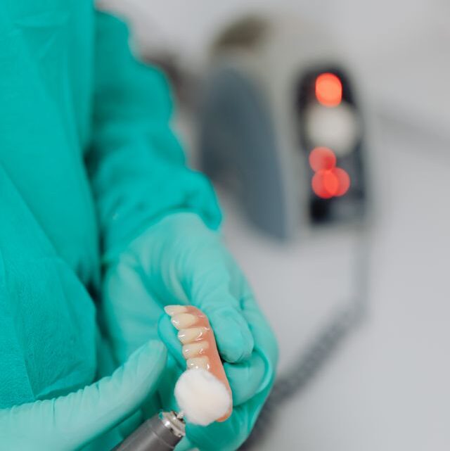 Czy każdy może mieć protezę całkowitą na implantach?