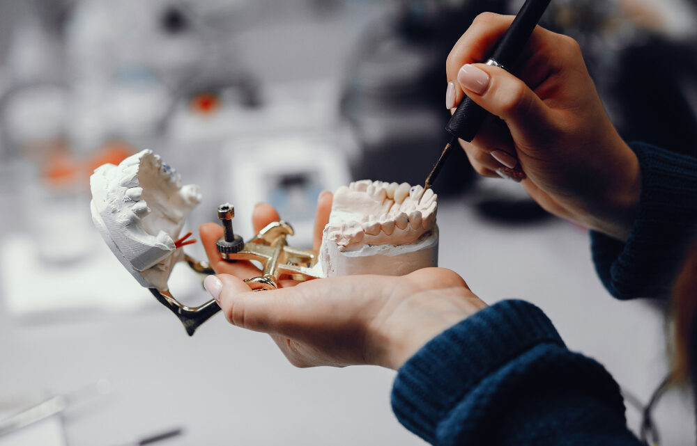 Jak często wykonywać higienizację przy protezie na implantach?
