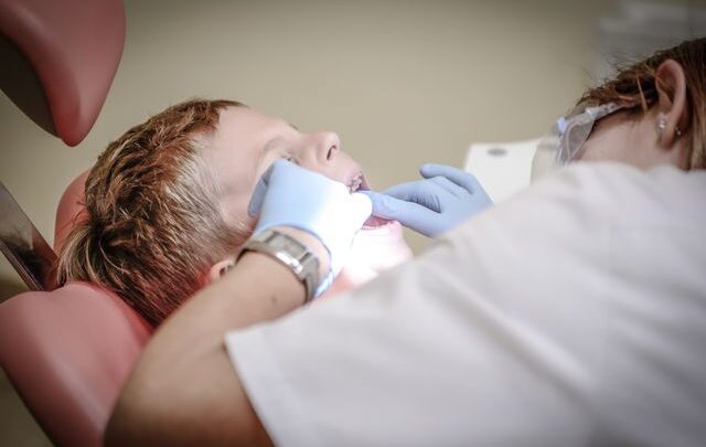 Jak oswoić dziecko z dentystą przed prawdziwym leczeniem?
