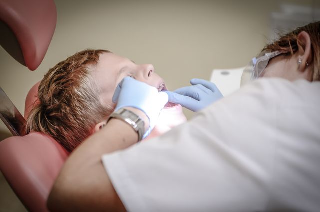 Jak oswoić dziecko z dentystą przed prawdziwym leczeniem?