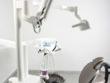 Jak czyścić okolice implantów znajdujących się pod protezą?