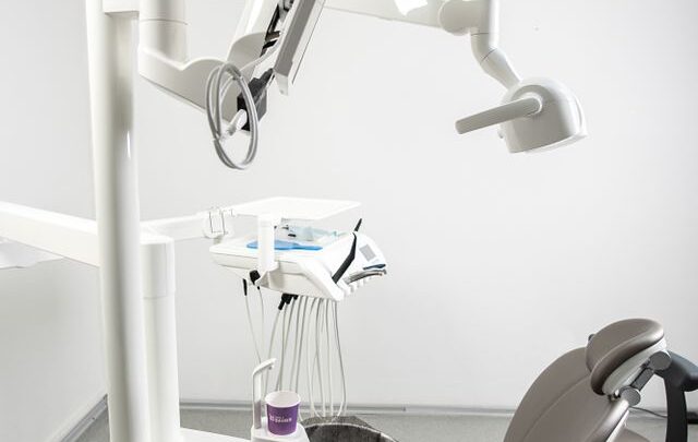 Jak czyścić okolice implantów znajdujących się pod protezą?