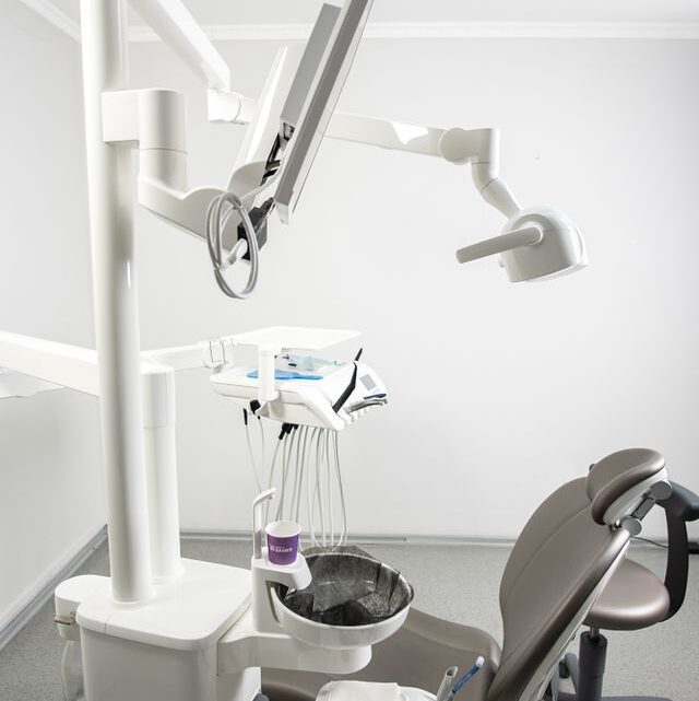 Jak czyścić okolice implantów znajdujących się pod protezą?