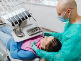 Dlaczego implanty zębów najczęściej wykonuje się z tytanu?